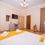 Трёхместный и более (Стандарт 4-местный с двуспальной кроватью и балконом), Отель Джульетта