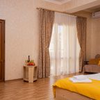 Трёхместный и более (Стандарт 4-местный с двуспальной кроватью и балконом), Отель Джульетта