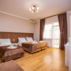 Четырехместный (Стандарт 4-местный с двуспальной и односпальной кроватями и балконом), Отель Джульетта