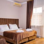 Четырехместный (Стандарт 4-местный с двуспальной и односпальной кроватями и балконом), Отель Джульетта