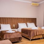 Четырехместный (Стандарт 4-местный с двуспальной и односпальной кроватями и балконом), Отель Джульетта