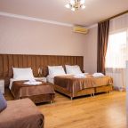 Четырехместный (Стандарт 4-местный с двуспальной и односпальной кроватями и балконом), Отель Джульетта