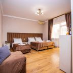 Четырехместный (Стандарт 4-местный с двуспальной и односпальной кроватями и балконом), Отель Джульетта