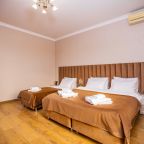 Четырехместный (Стандарт 4-местный с двуспальной и односпальной кроватями и балконом), Отель Джульетта