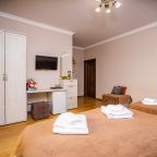 Четырехместный (Стандарт 4-местный с двуспальной и односпальной кроватями и балконом), Отель Джульетта