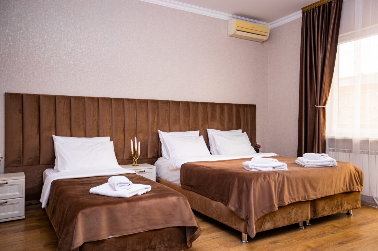 Четырехместный (Стандарт 4-местный с двуспальной и односпальной кроватями и балконом), Отель Джульетта