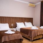 Четырехместный (Стандарт 4-местный с двуспальной и односпальной кроватями и балконом), Отель Джульетта