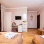 Четырехместный (Стандарт 4-местный с двуспальной и односпальной кроватями и балконом), Отель Джульетта