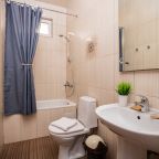 Четырехместный (Стандарт 4-местный с двуспальной и односпальной кроватями и балконом), Отель Джульетта