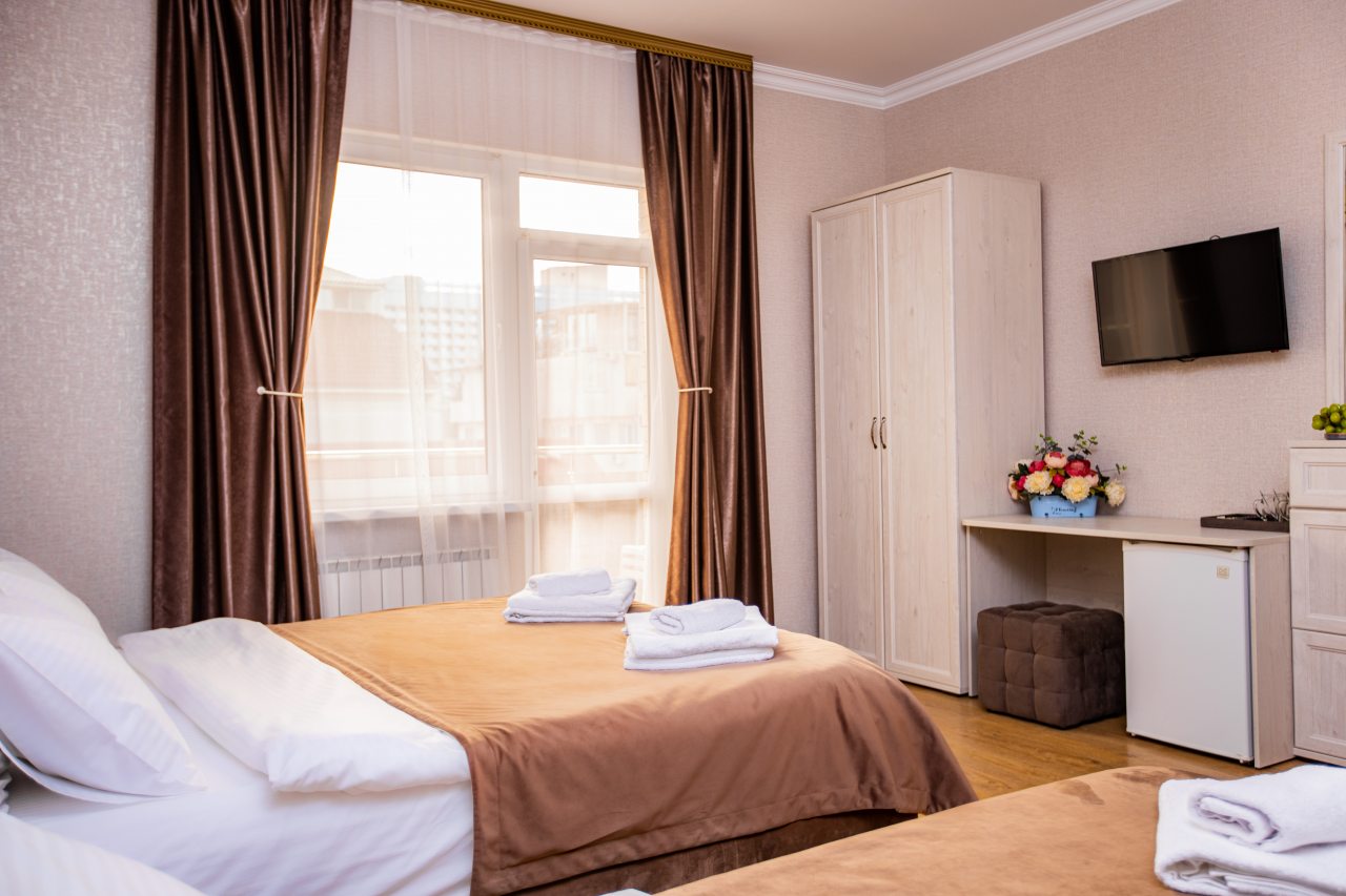 Четырехместный (Стандарт 4-местный с двуспальной и односпальной кроватями и балконом), Отель Джульетта