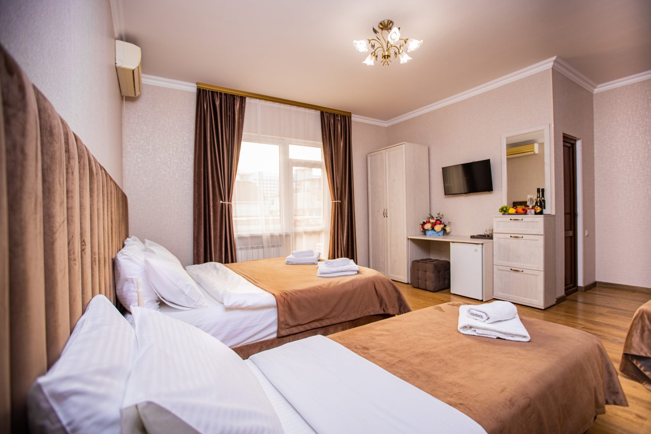 Четырехместный (Стандарт 4-местный с двуспальной и односпальной кроватями и балконом), Отель Джульетта