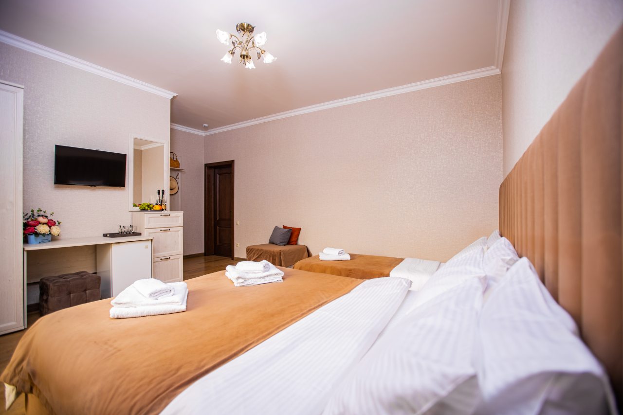 Четырехместный (Стандарт 4-местный с двуспальной и односпальной кроватями и балконом), Отель Джульетта