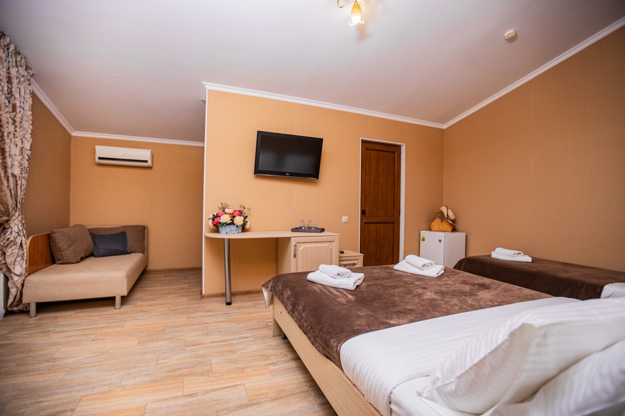 Четырехместный (Комфорт 4-местный с двуспальной и односпальной кроватями с террасой), Отель Джульетта