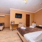 Четырехместный (Комфорт 4-местный с двуспальной и односпальной кроватями с террасой), Отель Джульетта