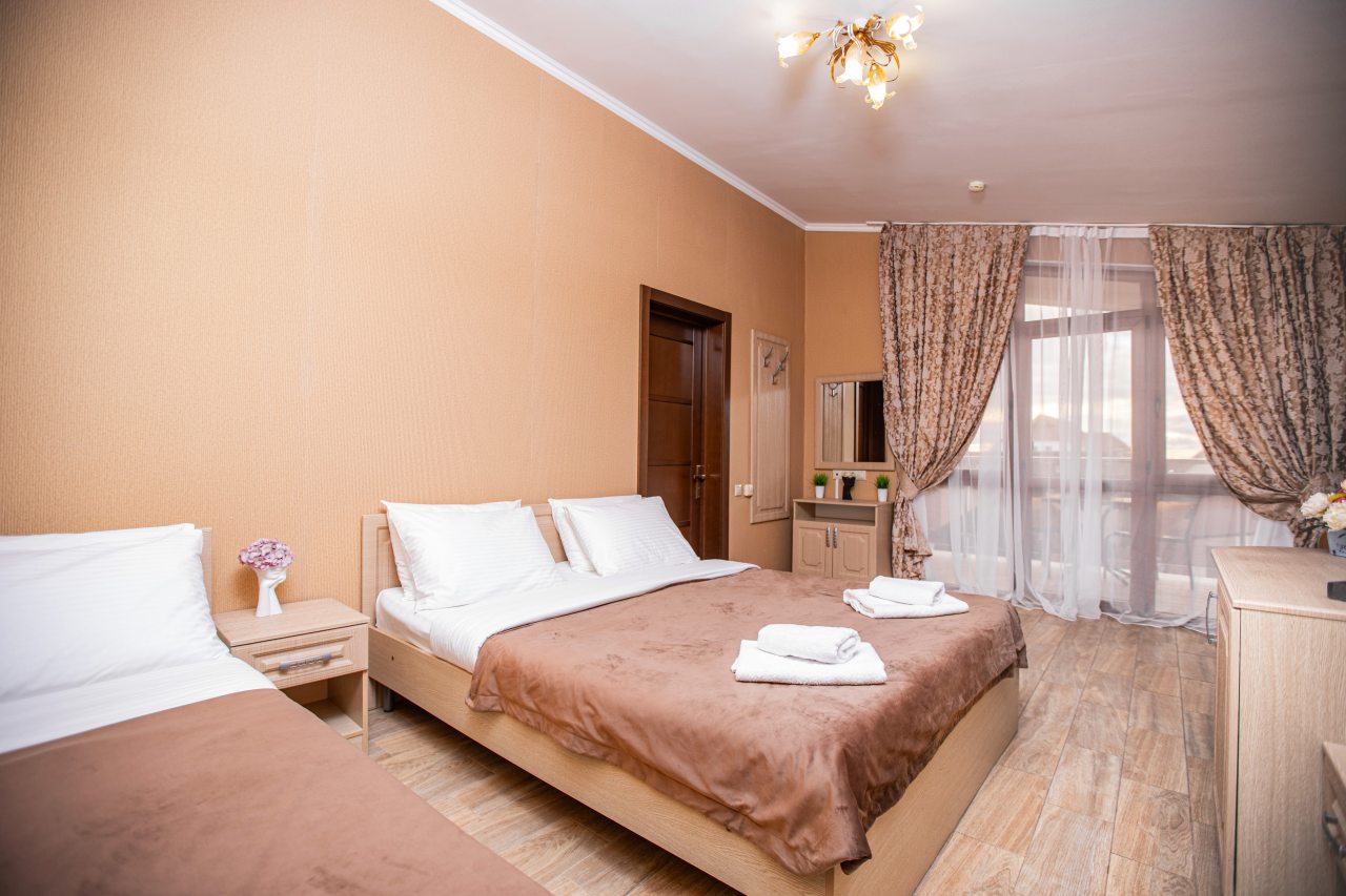 Четырехместный (Комфорт 4-местный с двуспальной и односпальной кроватями с террасой), Отель Джульетта