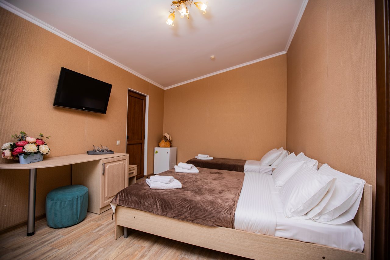 Четырехместный (Комфорт 4-местный с двуспальной и односпальной кроватями с террасой), Отель Джульетта