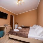 Четырехместный (Комфорт 4-местный с двуспальной и односпальной кроватями с террасой), Отель Джульетта