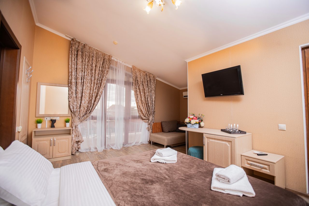 Четырехместный (Комфорт 4-местный с двуспальной и односпальной кроватями с террасой), Отель Джульетта