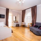 Пятиместный (Стандарт 5-местный с двуспальной и односпальной кроватями и балконом), Отель Джульетта