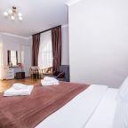 Пятиместный (Стандарт 5-местный с двуспальной и односпальной кроватями и балконом), Отель Джульетта