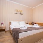 Пятиместный (Комфорт двухкомнатный с гардеробной и балконом до 5 гостей), Отель Джульетта