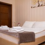 Пятиместный (Комфорт двухкомнатный с гардеробной и балконом до 5 гостей), Отель Джульетта