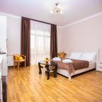 Люкс (Семейный с двумя изолированными спальнями до 6 гостей с балконом), Отель Джульетта