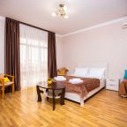 Люкс (Семейный с двумя изолированными спальнями до 6 гостей с балконом), Отель Джульетта