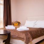 Люкс (Семейный с двумя изолированными спальнями до 6 гостей с балконом), Отель Джульетта