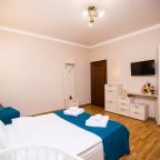 Люкс (Семейный с двумя изолированными спальнями до 6 гостей с балконом), Отель Джульетта