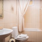 Люкс (Семейный с двумя изолированными спальнями до 6 гостей с балконом), Отель Джульетта