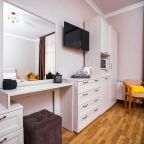 Люкс (Семейный с двумя изолированными спальнями до 6 гостей с балконом), Отель Джульетта