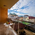 Люкс (Семейный с двумя изолированными спальнями до 6 гостей с балконом), Отель Джульетта