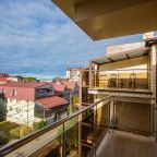 Люкс (Семейный с двумя изолированными спальнями до 6 гостей с балконом), Отель Джульетта