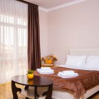 Люкс (Семейный с двумя изолированными спальнями до 6 гостей с балконом), Отель Джульетта