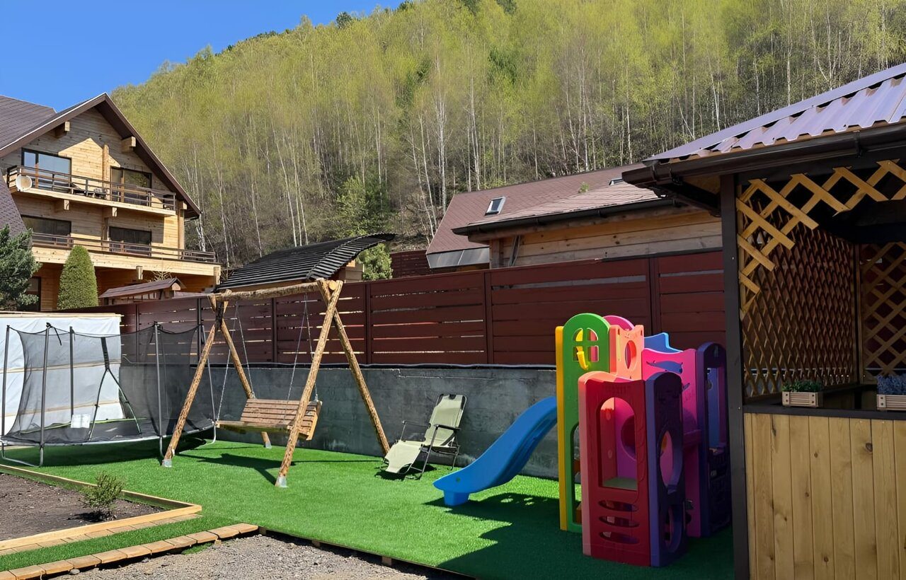 Трёхместный и более, Гостевой дом У Лолы