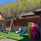 Трёхместный и более, Гостевой дом У Лолы