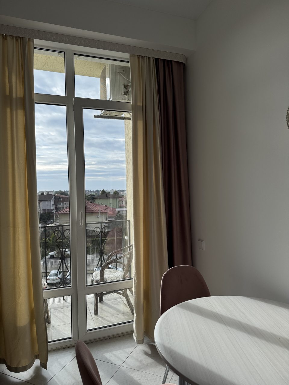 Квартира (С балконом на второй береговой линии), Апартаменты С балконом на второй береговой линии