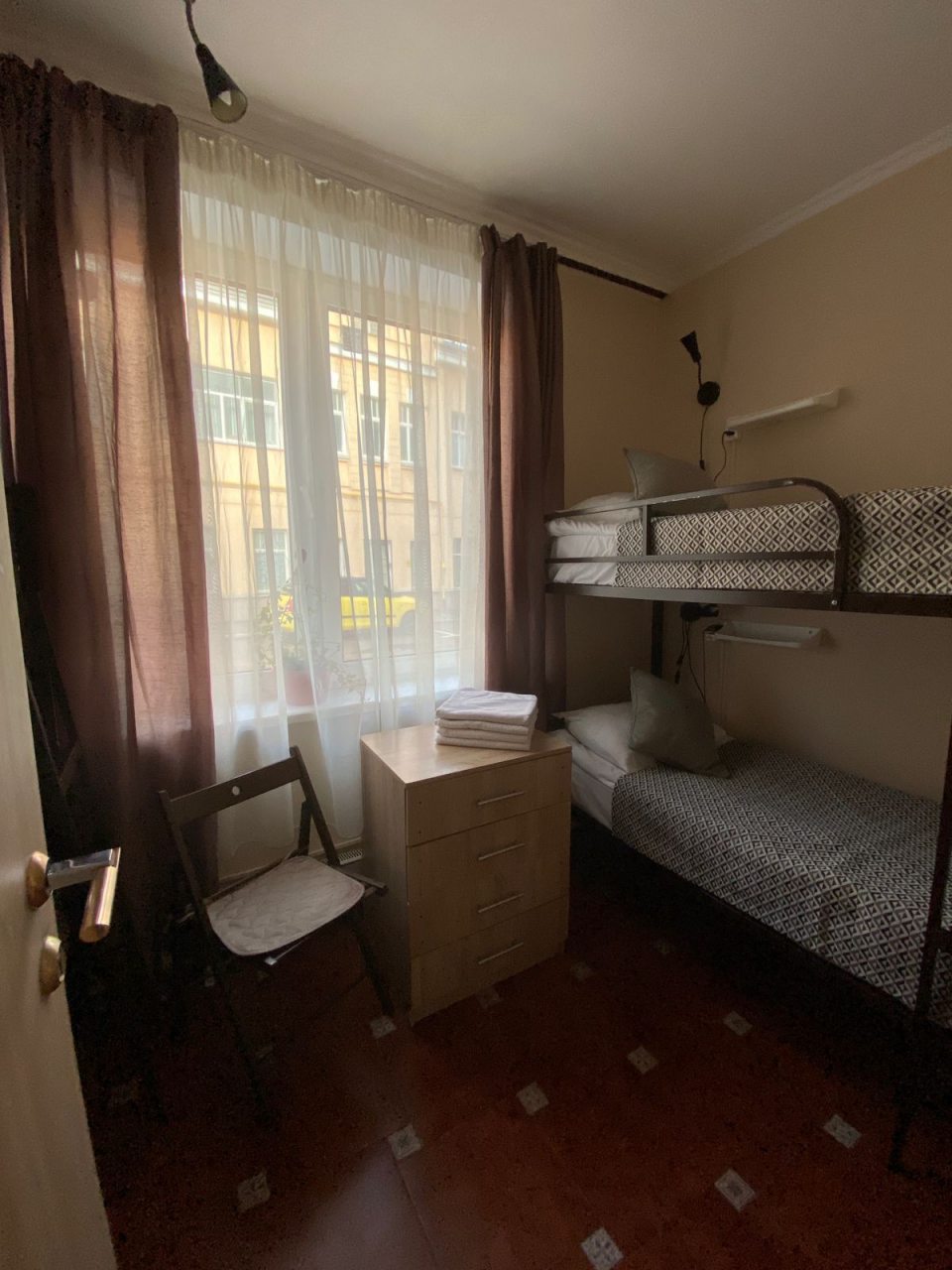 Четырехместный (Room 8.  4-х местный номер с двумя двухъярусными кроватями (как семейный номер)) хостела Астра на Арбате, Москва