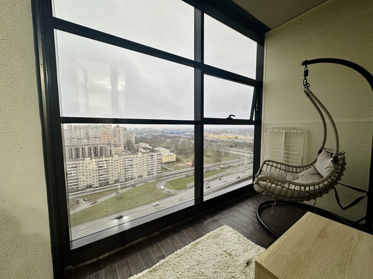 Балкон в номере Евро с ванной и большим ТВ