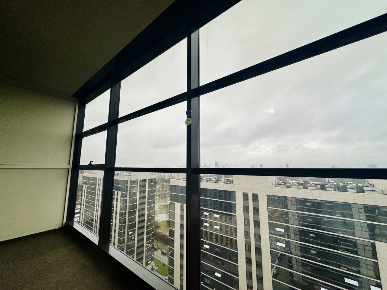 большой балкон с видом на жк и парк