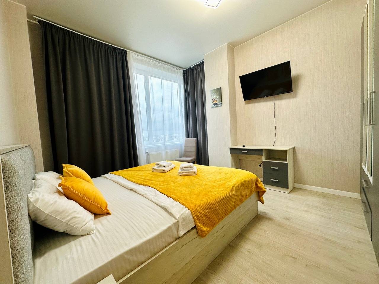 В спальне столик подходит как для работы, так и для макияжа