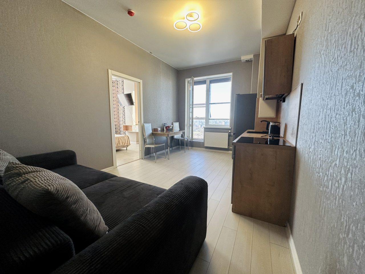 Трёхместный и более (Видовой Евро 995(5.2) 22эт), Апарт-отель NV.Hotel