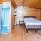 Двухместный (Деревянный домик с одной большой кроватью и диваном), База отдыха ВитТех Куршская коса