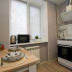 Уютная оборудованная кухня и необходимая посуда