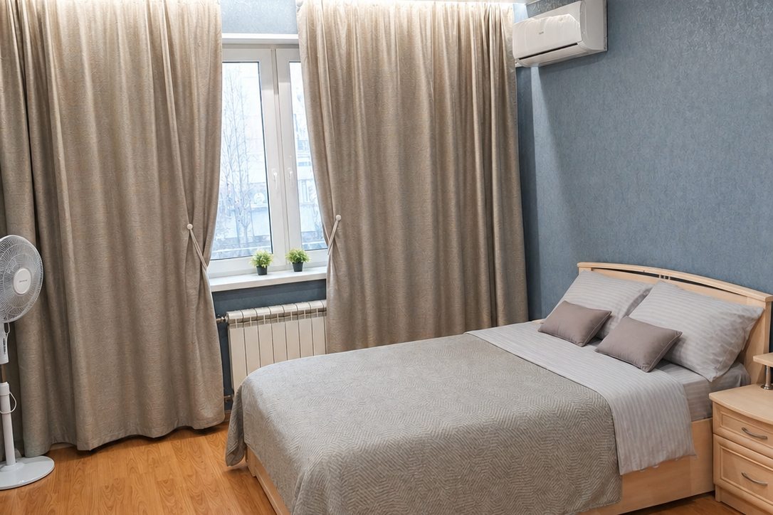 Двуспальная кровать, кресло и кондиционер
