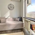 Панорамный вид из окна на горы., Апартаменты Вишня