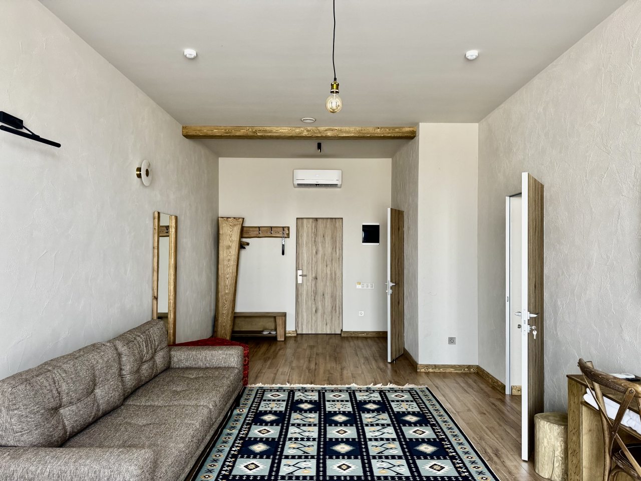 Люкс, Отель Аварал