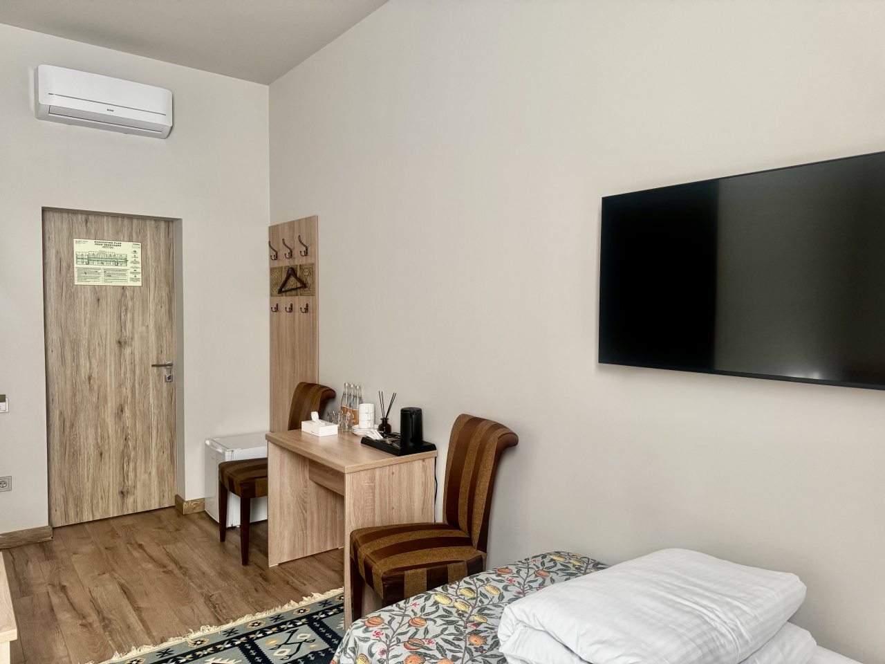 Трёхместный и более (Трехместный), Отель Аварал