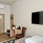 Трёхместный и более (Трехместный), Отель Аварал